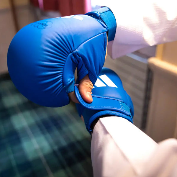 Adidas Knogskydd WKF (Blå eller röd)