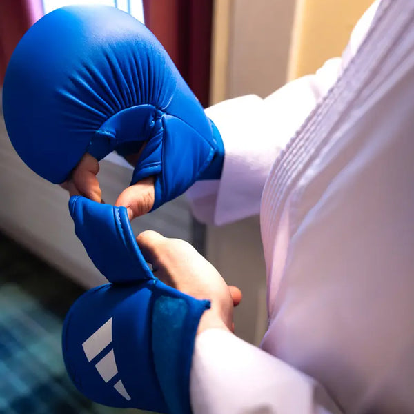 Adidas Knogskydd WKF (Blå eller röd)