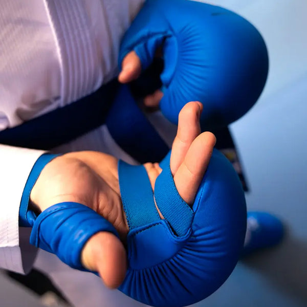 Adidas Knogskydd WKF (Blå eller röd)